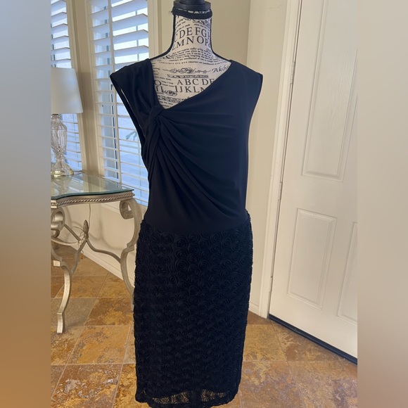 Black Sleeveless Dress Length Knee Level at 5’5 Inches Tall - Picture 1 of 3